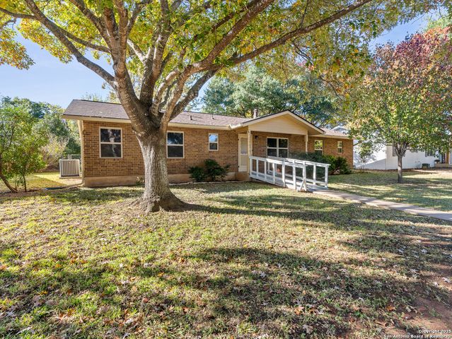 612 Bluebonnet St, Fredericksburg, TX 78624