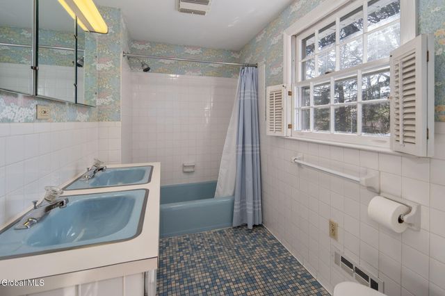 1139 Fernwood Drive, Niskayuna, NY 12309