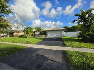 9090 NW 11th Ct, Plantation, FL 33322