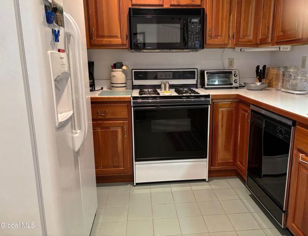 16 Pepper Lane, Greenfield, NY 12866