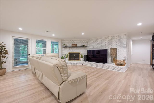 1800 Chestnut Lane, Matthews, NC 28104