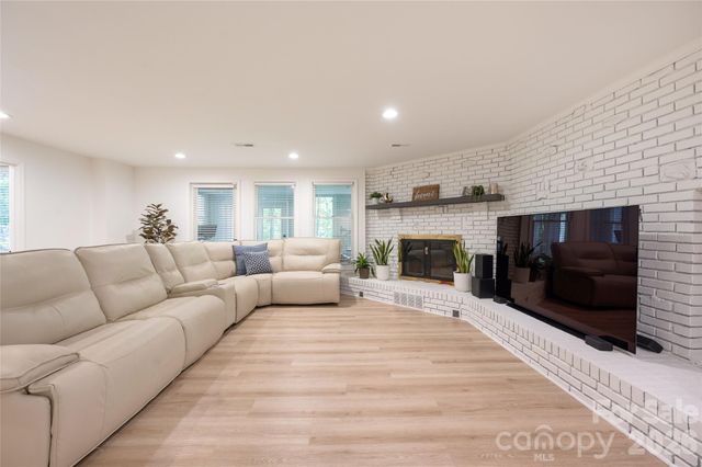 1800 Chestnut Lane, Matthews, NC 28104