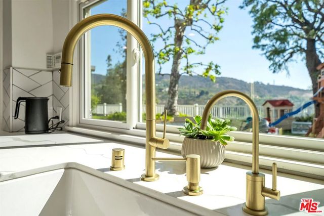 2324 Banyan Drive, Los Angeles, CA 90049