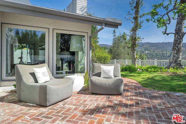 2324 Banyan Drive, Los Angeles, CA 90049