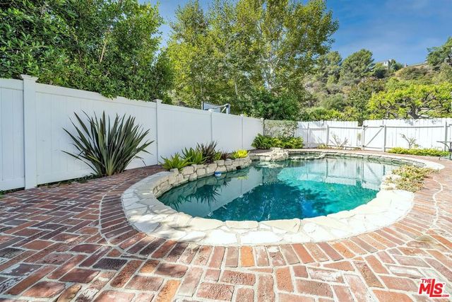 2324 Banyan Drive, Los Angeles, CA 90049