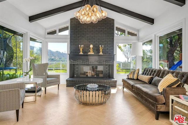 2324 Banyan Drive, Los Angeles, CA 90049