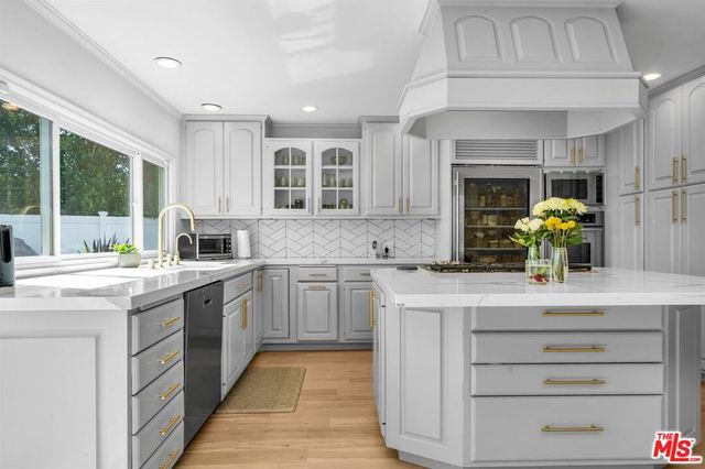 2324 Banyan Drive, Los Angeles, CA 90049