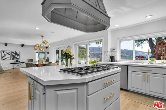 2324 Banyan Drive, Los Angeles, CA 90049