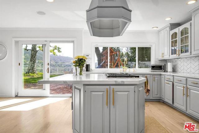 2324 Banyan Drive, Los Angeles, CA 90049