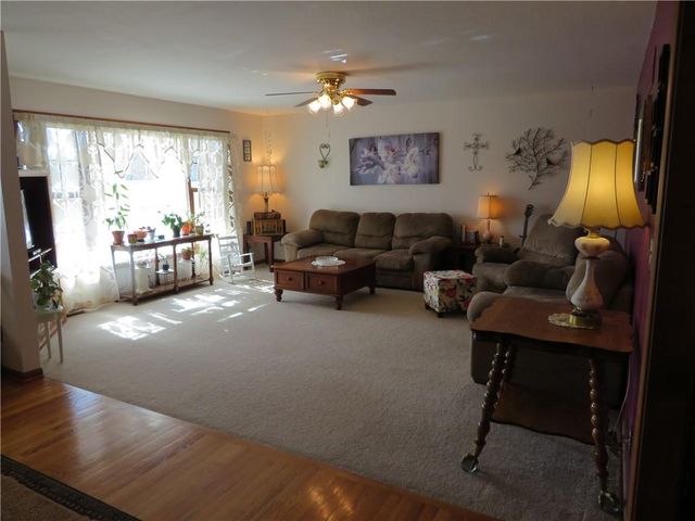 302 W Cynthia Street, Mclouth, KS 66054