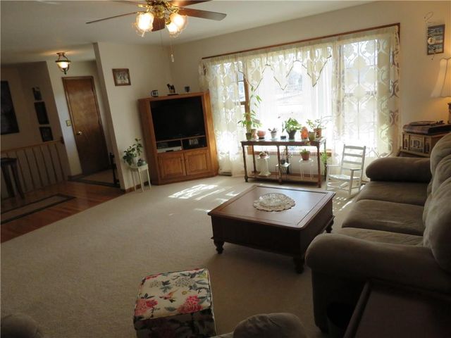 302 W Cynthia Street, Mclouth, KS 66054