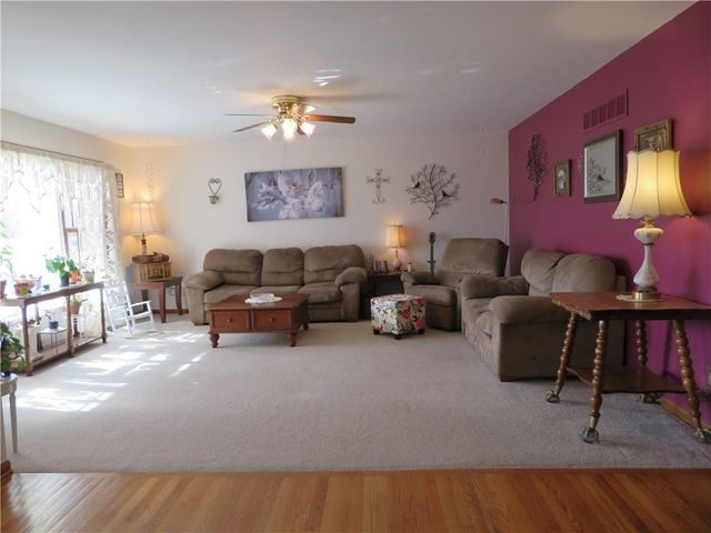 302 W Cynthia Street, Mclouth, KS 66054