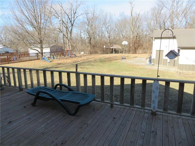 302 W Cynthia Street, Mclouth, KS 66054