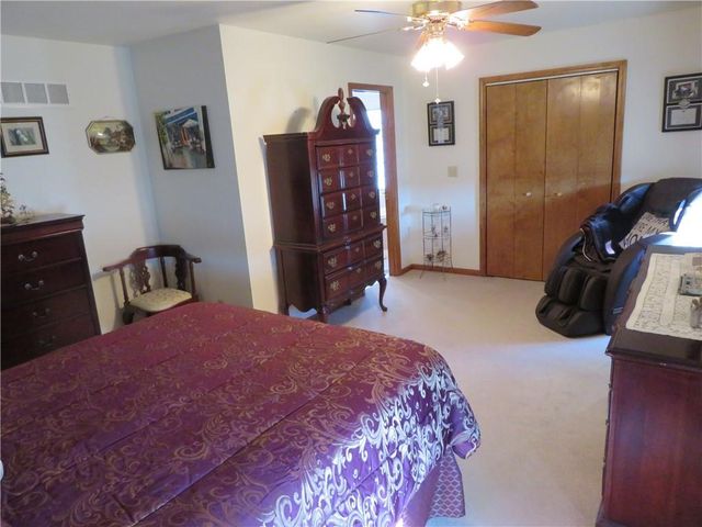 302 W Cynthia Street, Mclouth, KS 66054