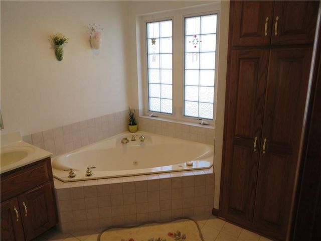 302 W Cynthia Street, Mclouth, KS 66054