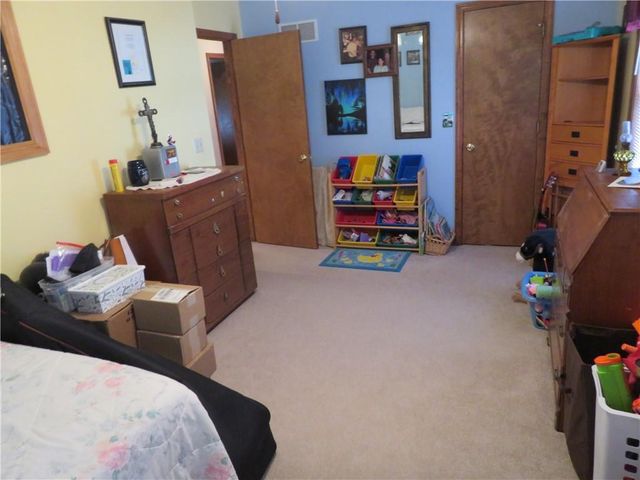 302 W Cynthia Street, Mclouth, KS 66054