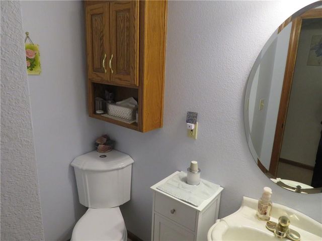 302 W Cynthia Street, Mclouth, KS 66054