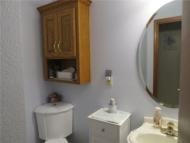 302 W Cynthia Street, Mclouth, KS 66054