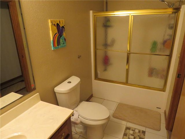 302 W Cynthia Street, Mclouth, KS 66054