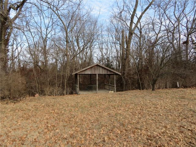 302 W Cynthia Street, Mclouth, KS 66054