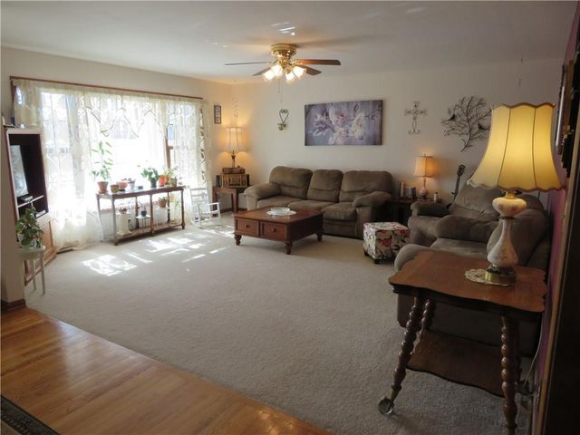 302 W Cynthia Street, Mclouth, KS 66054