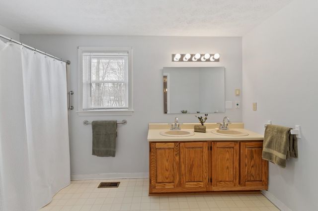 5 Rachel Court, Derry, NH 03038