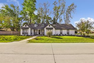 3902 Creekview Drive, Mont Belvieu, TX 77523