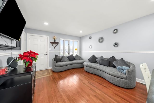 7852 Neenah Avenue, Burbank, IL 60459