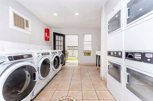 201 Dixie Drive, Clute, TX 77531