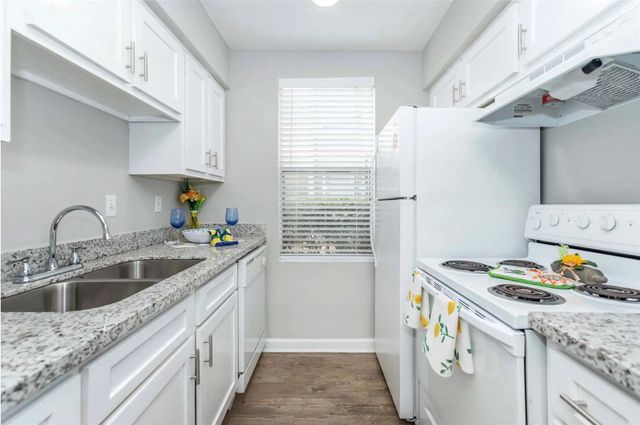 201 Dixie Drive, Clute, TX 77531