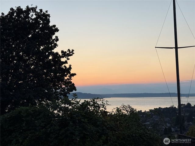 37 XX 59th Avenue SW, Seattle, WA 98116