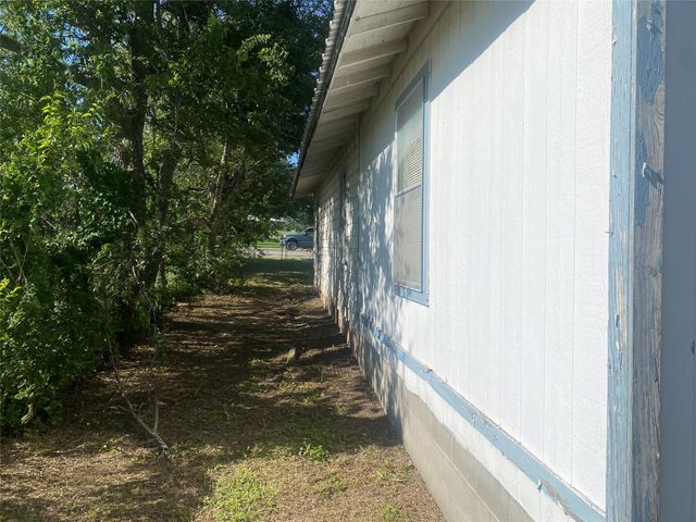 1604 5th Street, Goldthwaite, TX 76844