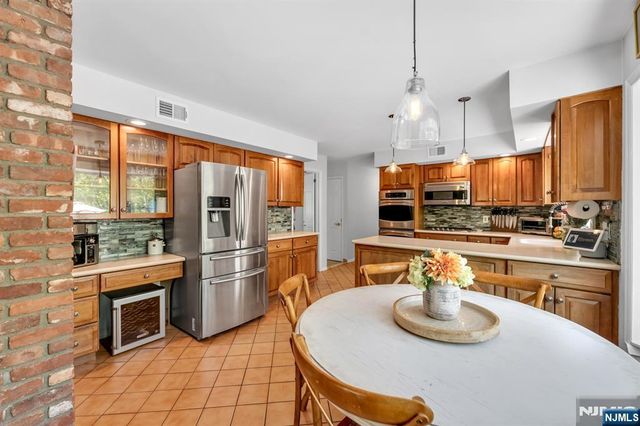 558 W Saddle River Road, Upper Saddle River, NJ 07458