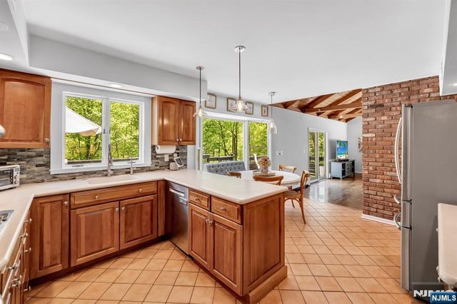 558 W Saddle River Road, Upper Saddle River, NJ 07458