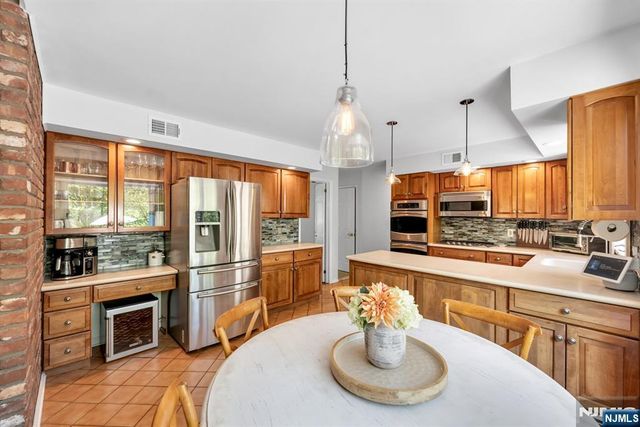 558 W Saddle River Road, Upper Saddle River, NJ 07458
