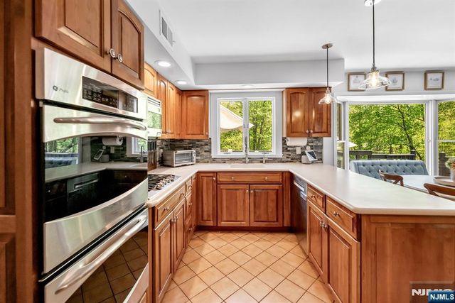558 W Saddle River Road, Upper Saddle River, NJ 07458