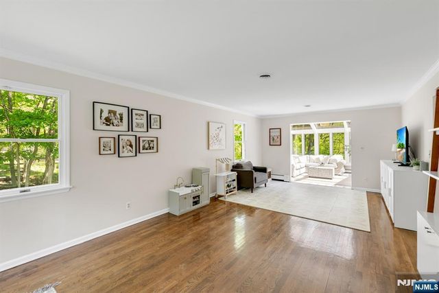 558 W Saddle River Road, Upper Saddle River, NJ 07458