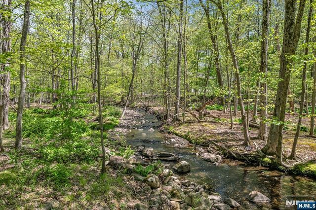 558 W Saddle River Road, Upper Saddle River, NJ 07458