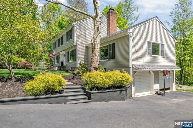 558 W Saddle River Road, Upper Saddle River, NJ 07458