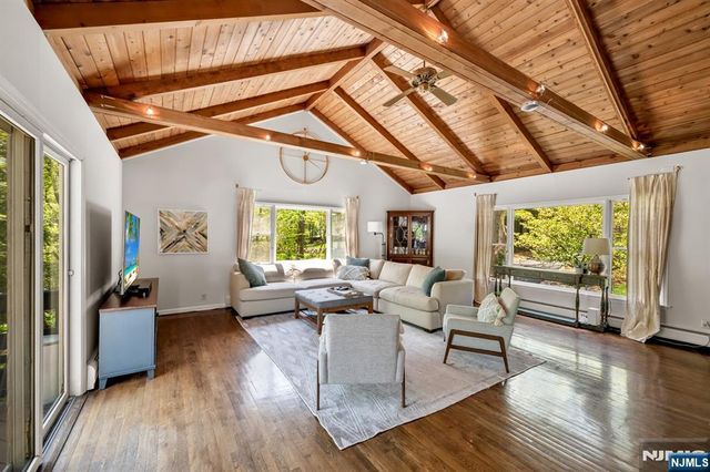 558 W Saddle River Road, Upper Saddle River, NJ 07458