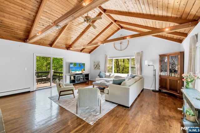 558 W Saddle River Road, Upper Saddle River, NJ 07458