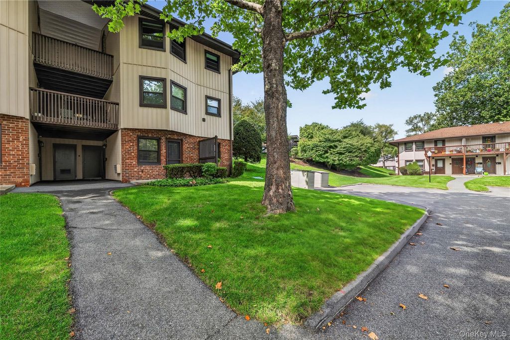 3 Hampton Court B, Yorktown Heights, NY 10598 — photo 2