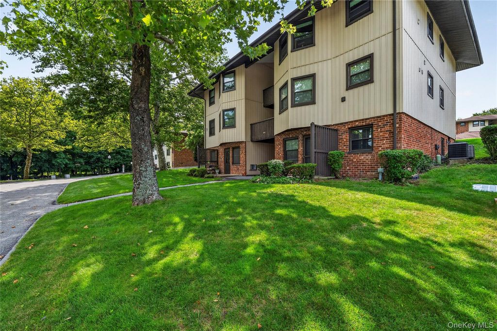 3 Hampton Court B, Yorktown Heights, NY 10598 — photo 3