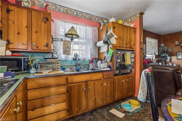 621 Spruce RD, Newport News, VA 23601