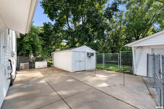 1101 HAWTHORNE Drive, Bettendorf, IA 52722