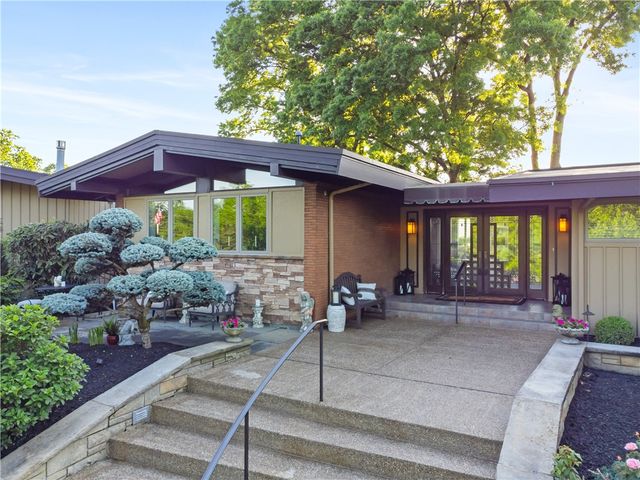 1789 Hastings Mill Rd, Upper St Clair, PA 15241