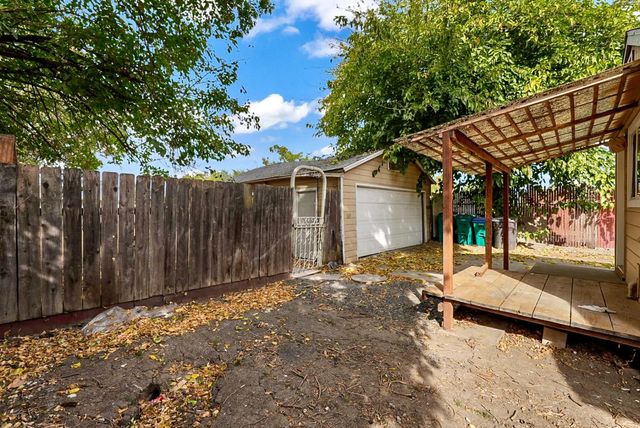 111 N Hinkley Ave, Stockton, CA 95215