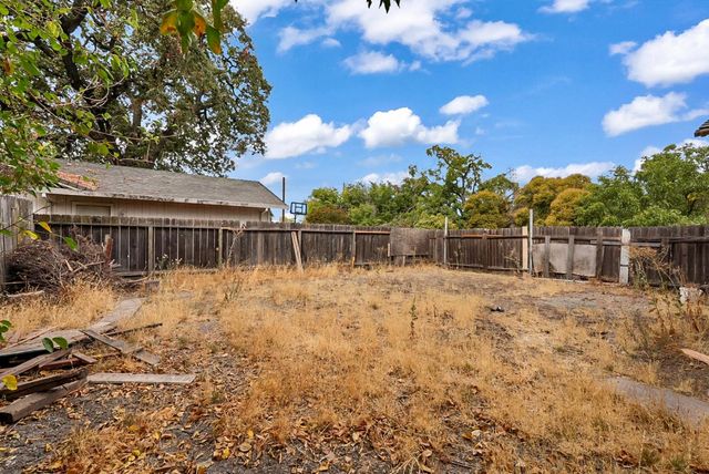 111 N Hinkley Ave, Stockton, CA 95215