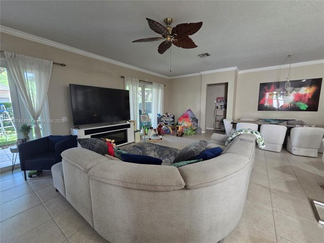 1010 Daisy Ln, Weston, FL 33327