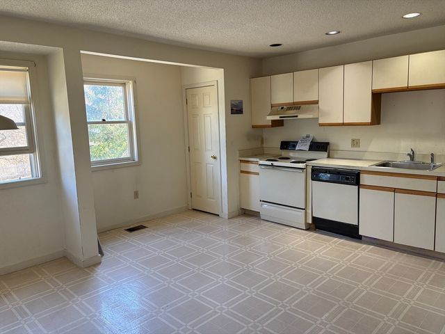 2 Arnold Drive 15 D, Salem, MA 01970